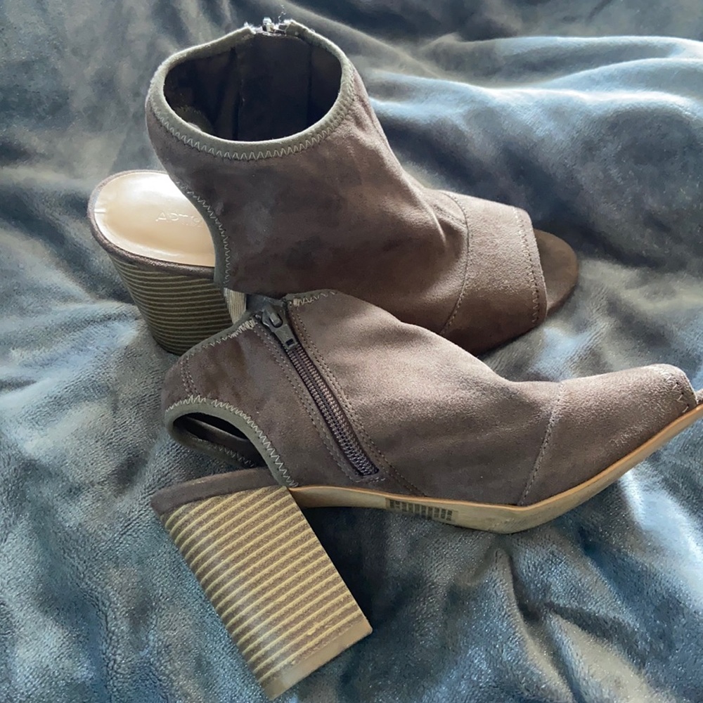 Apt. 9 heel, size 8.